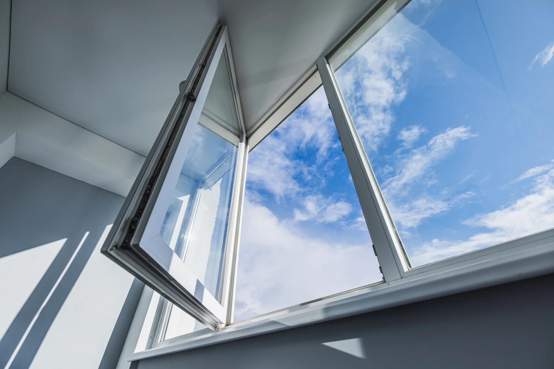 VLX 80 Casement Window in Homestead, FL | TruePane Windows & Doors - detail 1